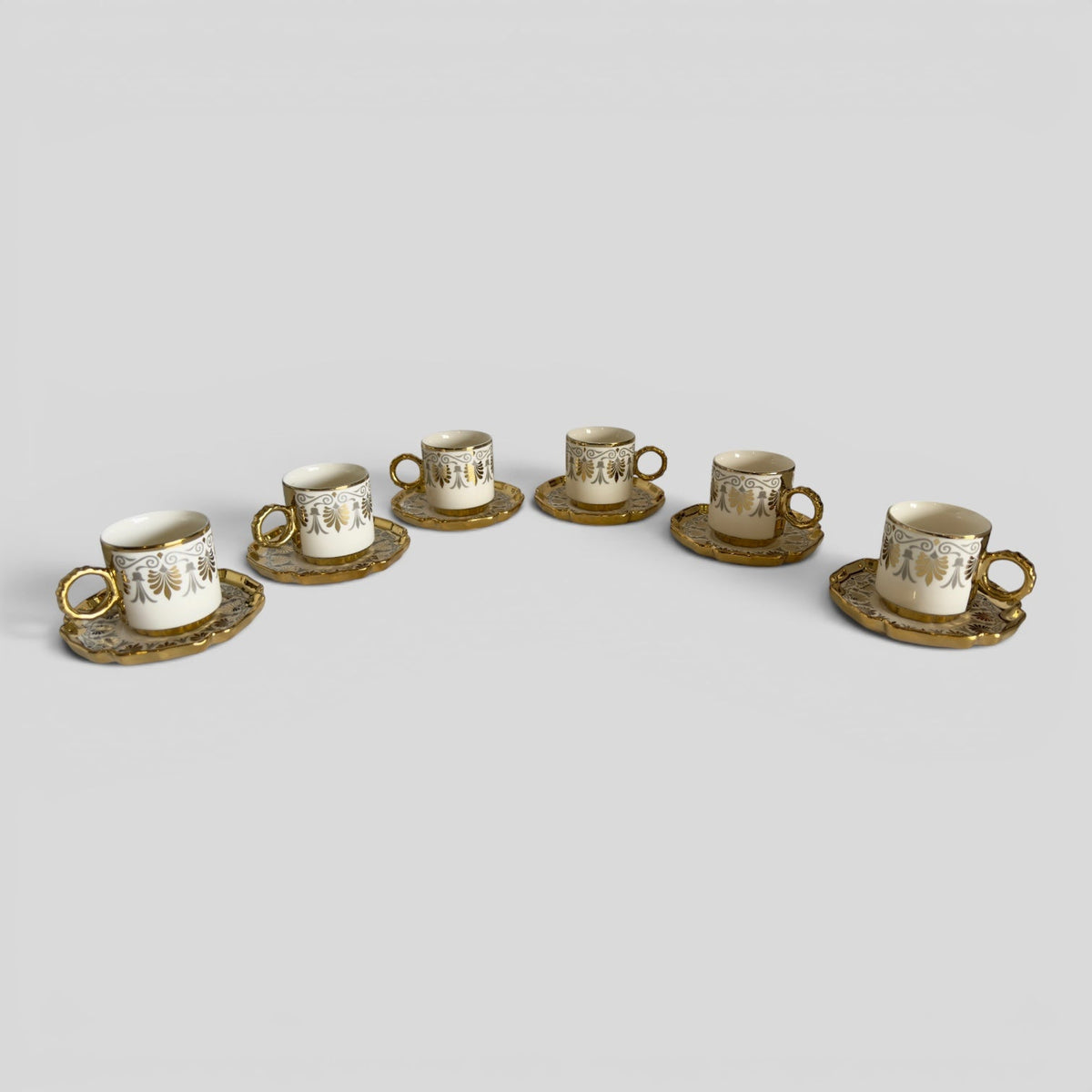 Luxe Turks koffiekopjesset voor 6 – Wit porselein met gouden accenten en bijpassende schoteltjes