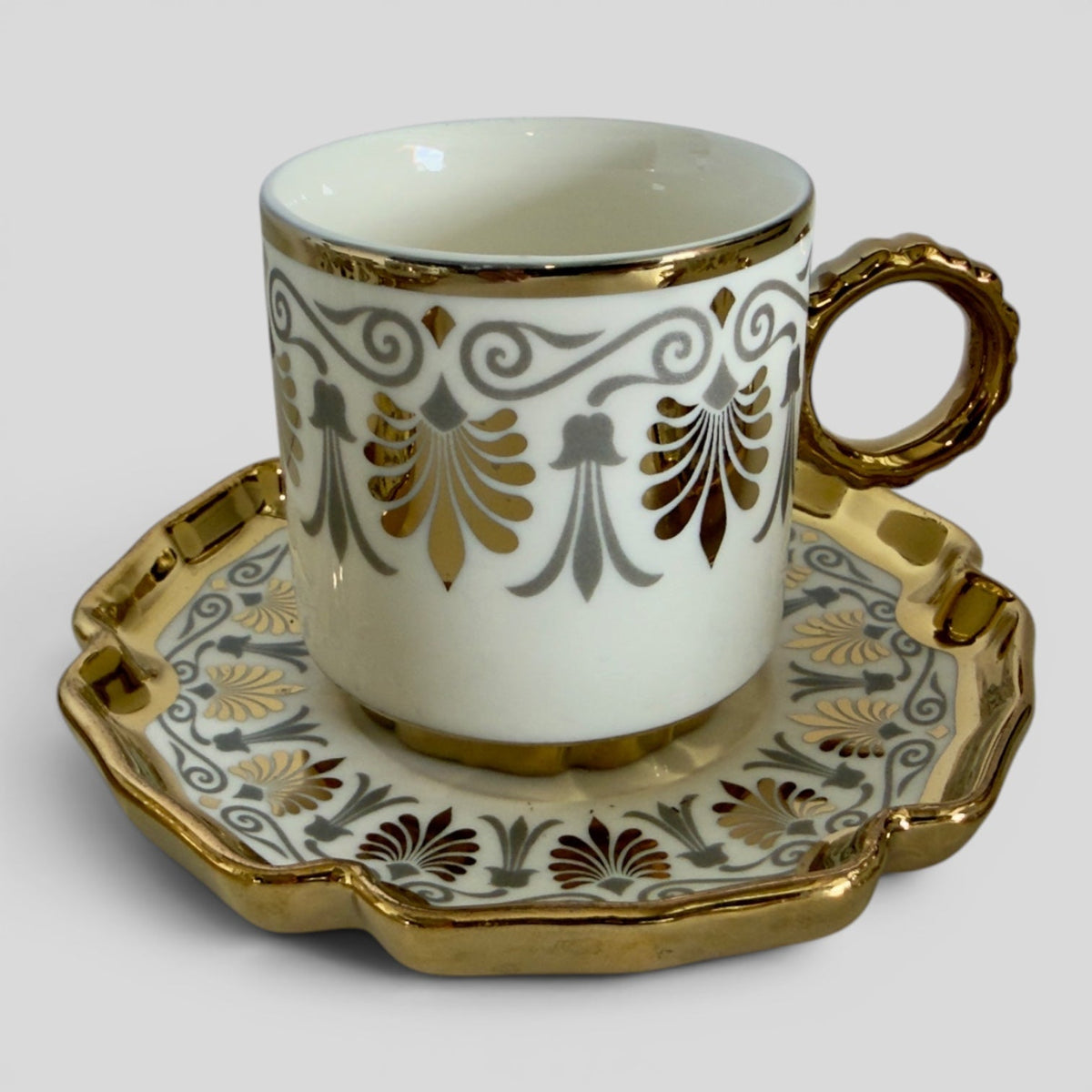 Luxe Turks koffiekopjesset voor 6 – Wit porselein met gouden accenten en bijpassende schoteltjes