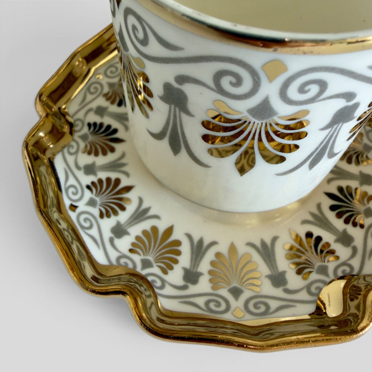 Luxe Turks koffiekopjesset voor 6 – Wit porselein met gouden accenten en bijpassende schoteltjes